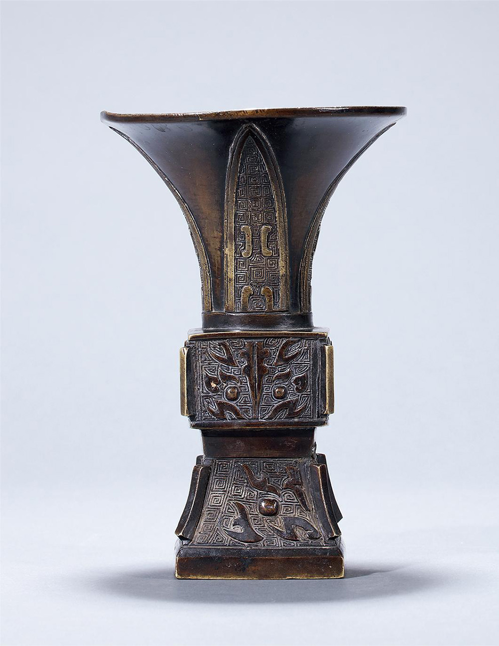 明 铜蕉叶纹方觚