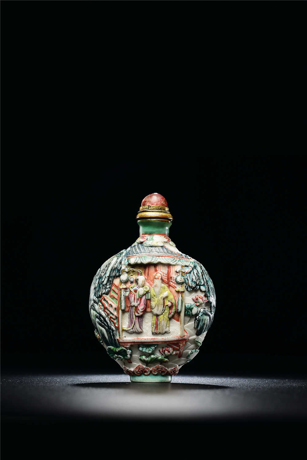 清嘉庆 雕瓷粉彩人物故事鼻烟壶
