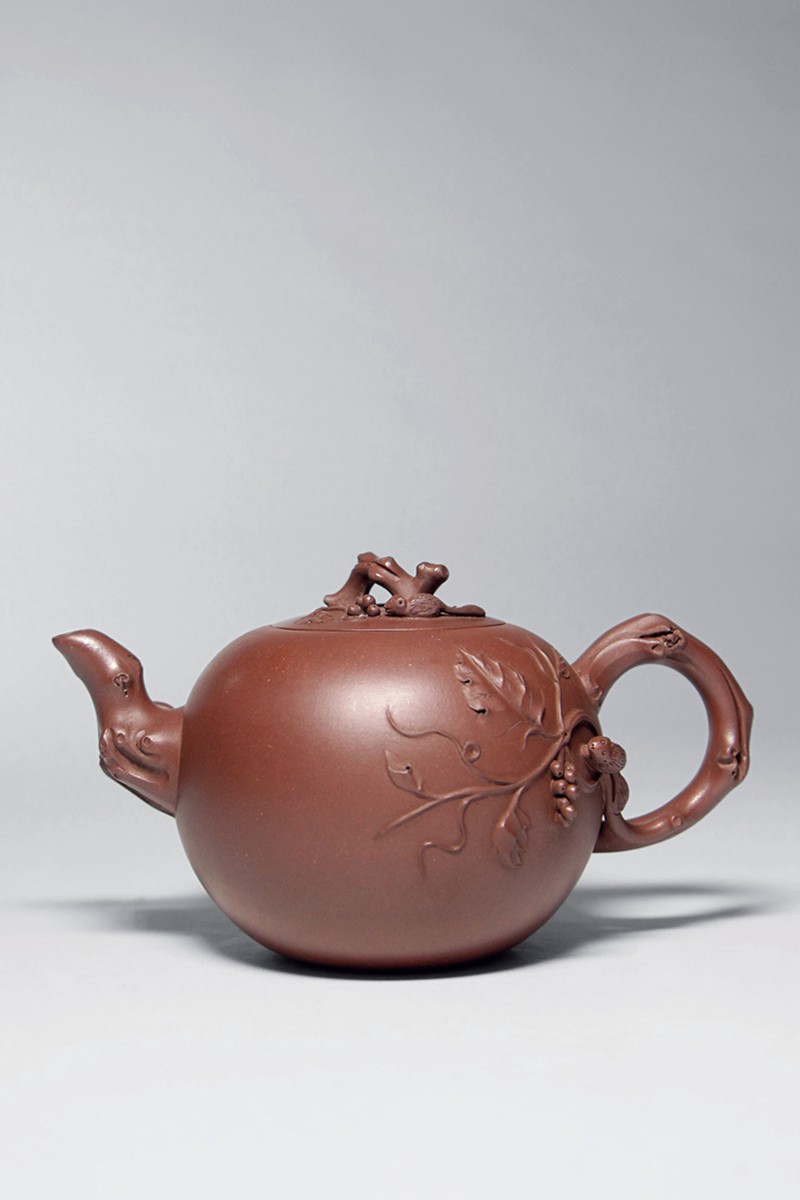 近代 李芹仙紫砂松鼠葡萄茶壶