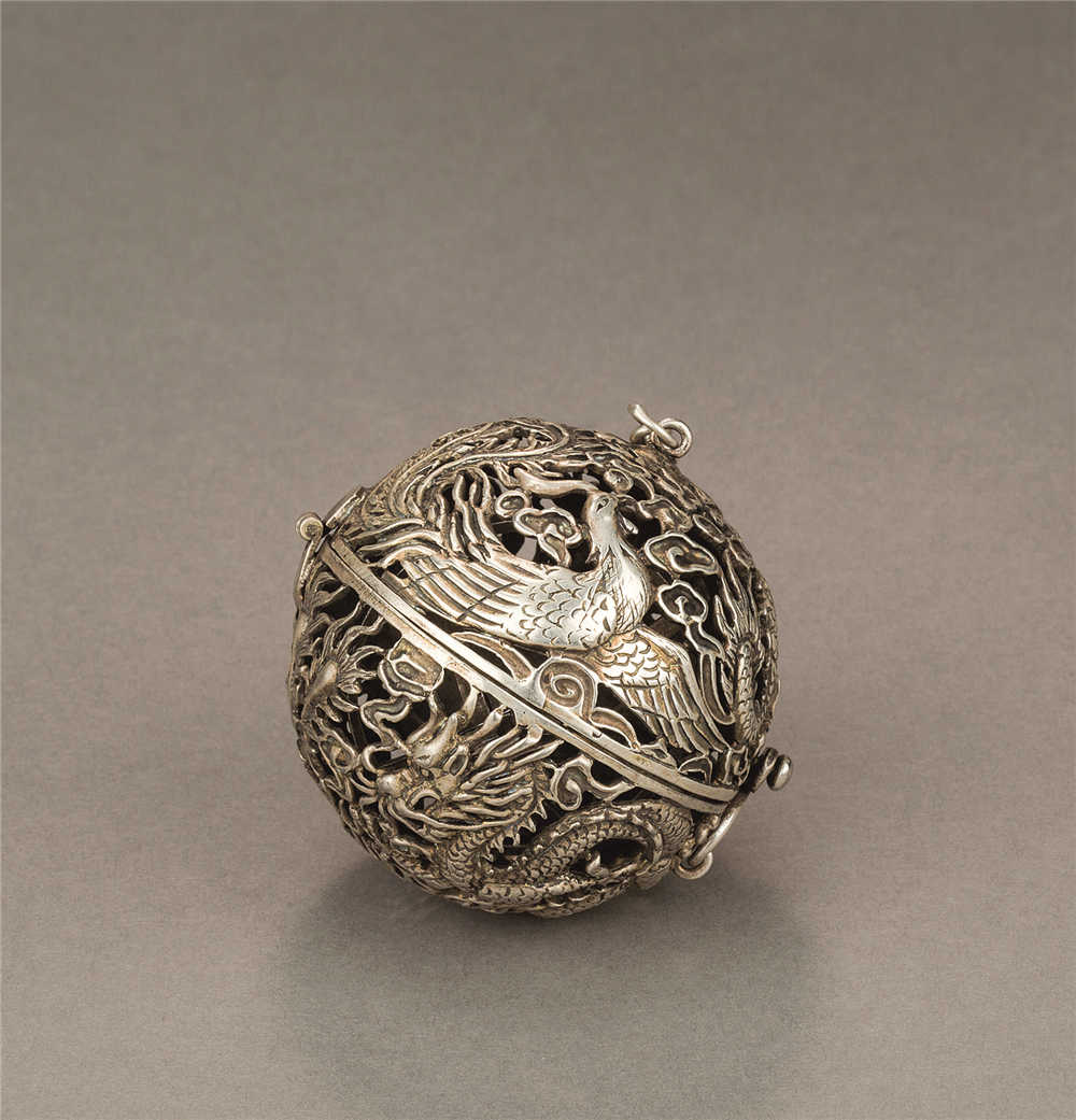 清代(1644-1911) 银制镂雕龙凤纹香薰