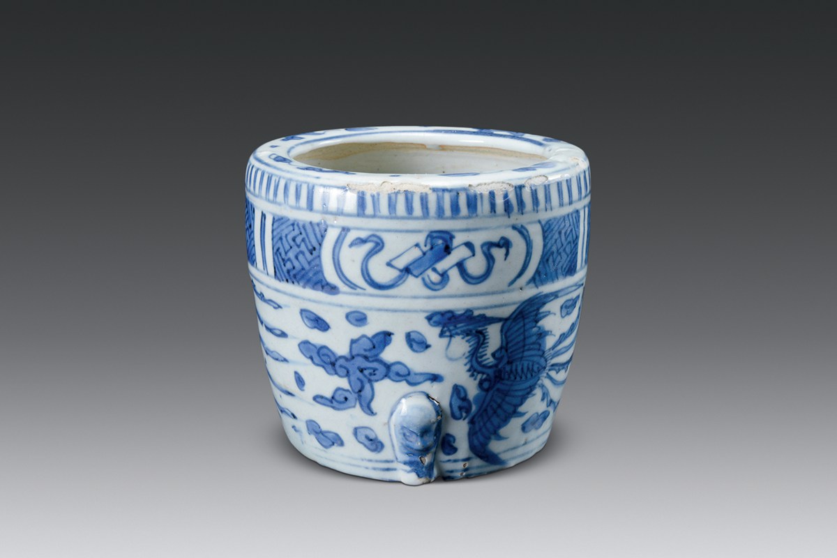 明代(1368-1644) 青花凤纹三足香炉