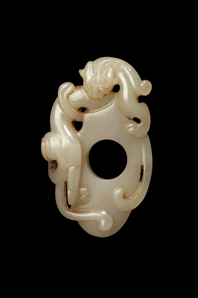 清 青白玉高浮雕鸡心佩