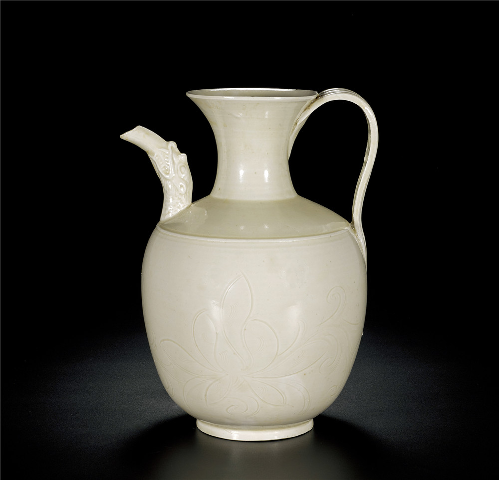 元末明初 定窑白釉刻莲纹龙嘴大执壶