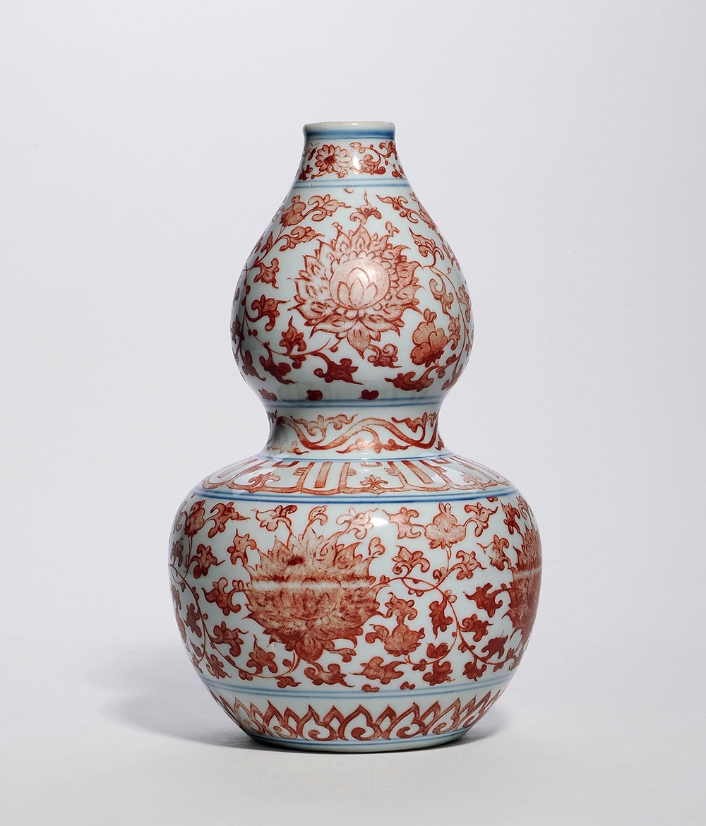 明中期 矾红彩缠枝莲纹葫芦瓶