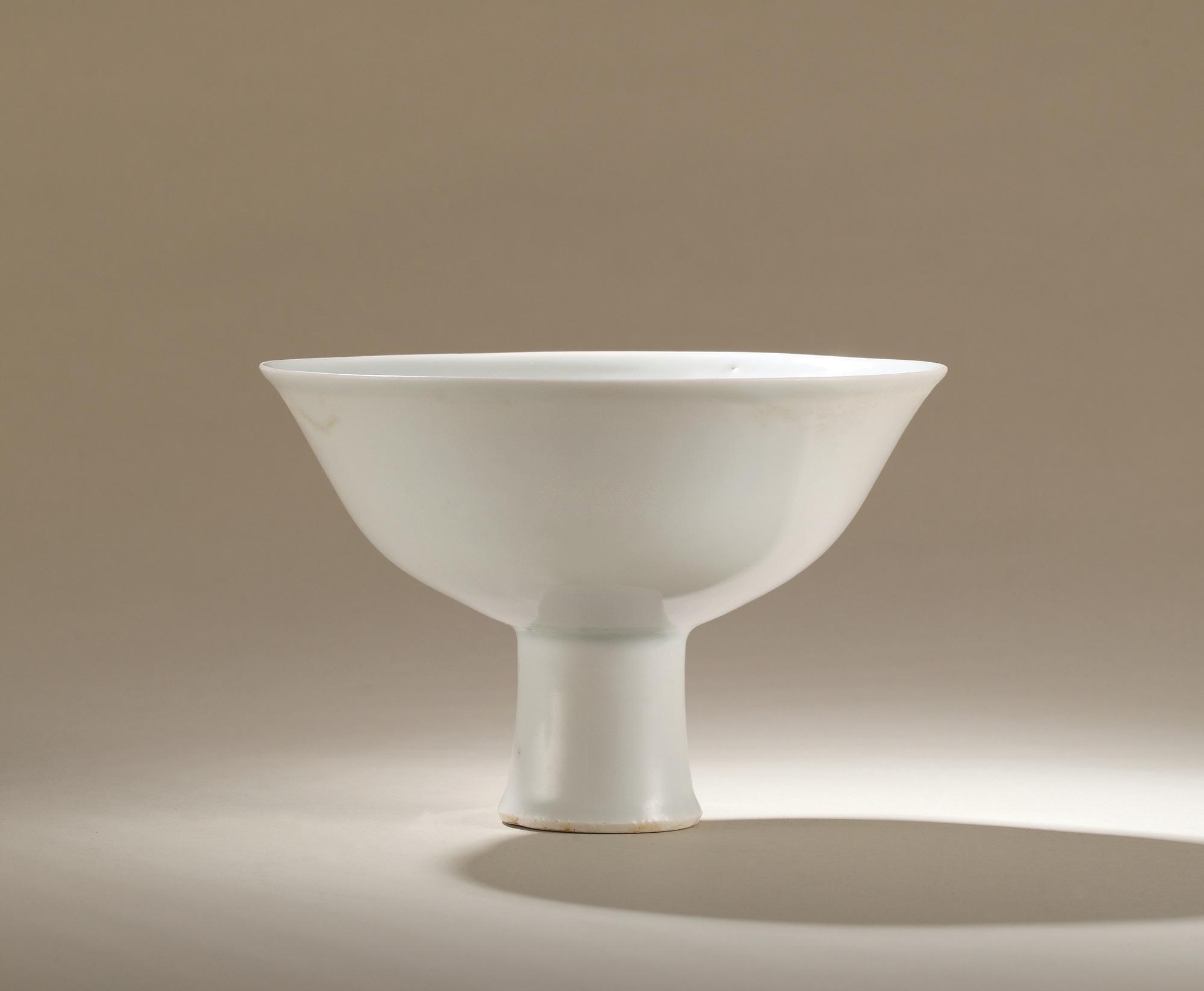 白釉暗刻缠枝花卉高足碗